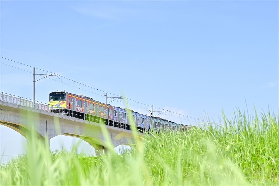 仙石線・野蒜―陸前小野間の高架を走る「マンガッタンライナー」（撮影：武川健太）