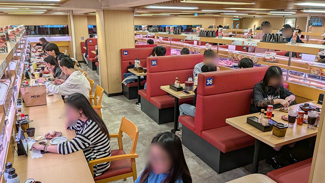 店内の雰囲気も慣れ親しんだスシロー（写真：筆者撮影）