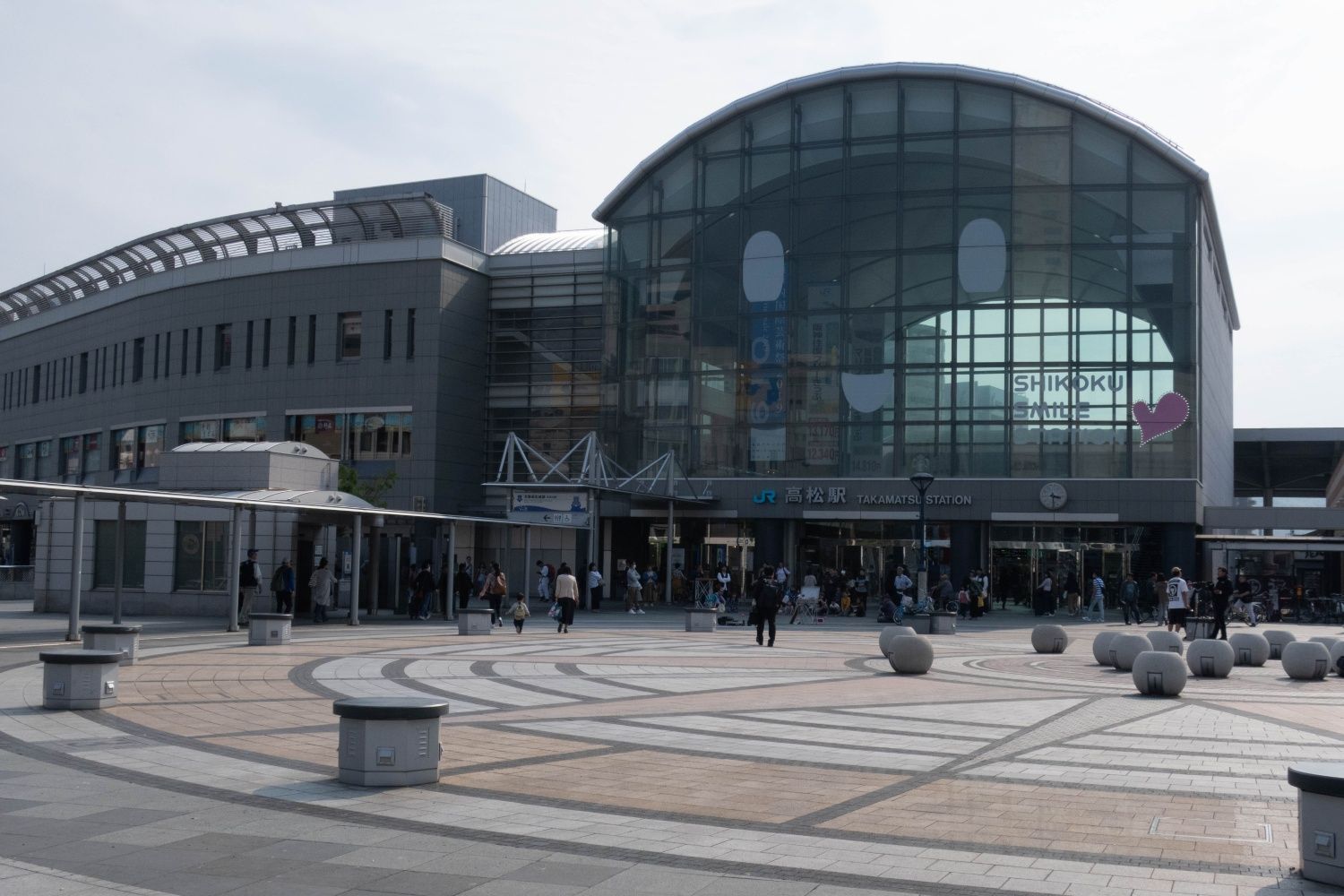 香川県だけでなく四国の鉄道ネットワークの中心でもあるJR高松駅。多くの特急が発着する、JR四国で最も利用者の多い駅だ（撮影：鼠入昌史）