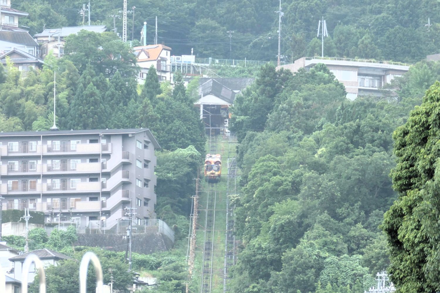 生駒ケーブルの鳥居前―宝山寺間は複線（記者撮影）