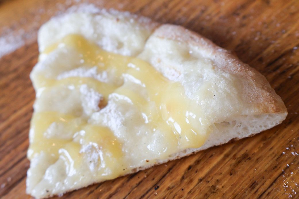 レモンクリームのピッツァ。夏季限定メニューの材料であるレモンを活かして食べ放題にも反映（筆者撮影）