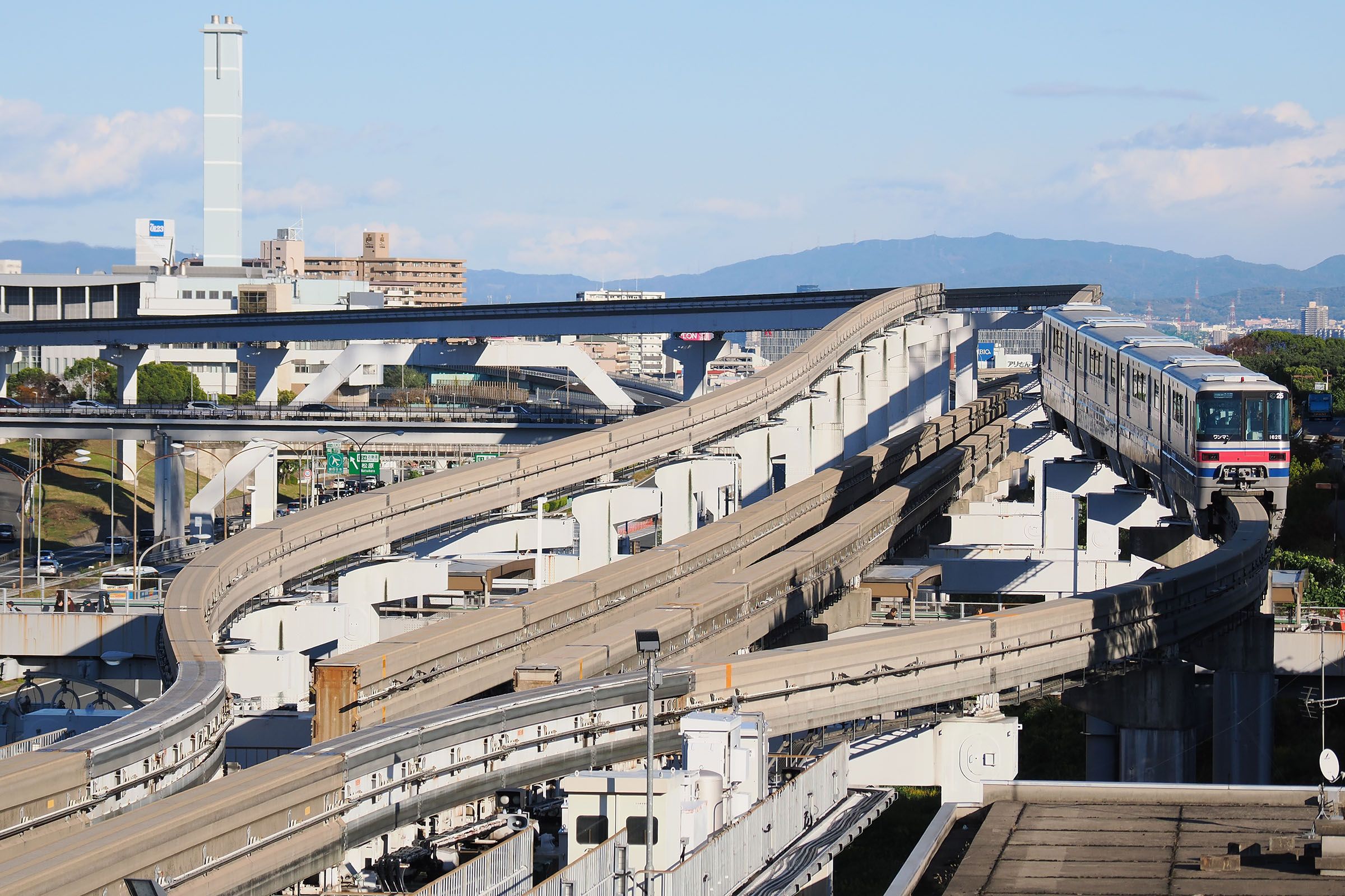 本線と彩都線が分岐する万博記念公園駅。軌道桁が複雑な形を描く（撮影：伊原薫）