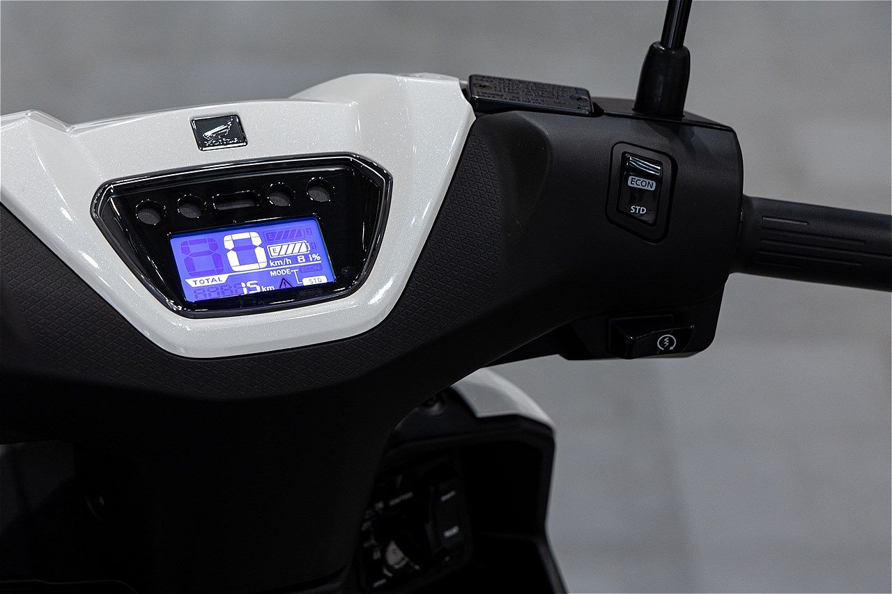 原付一種のホンダ新型電動スクーター｢アイコンe:｣（写真：三木 宏章）