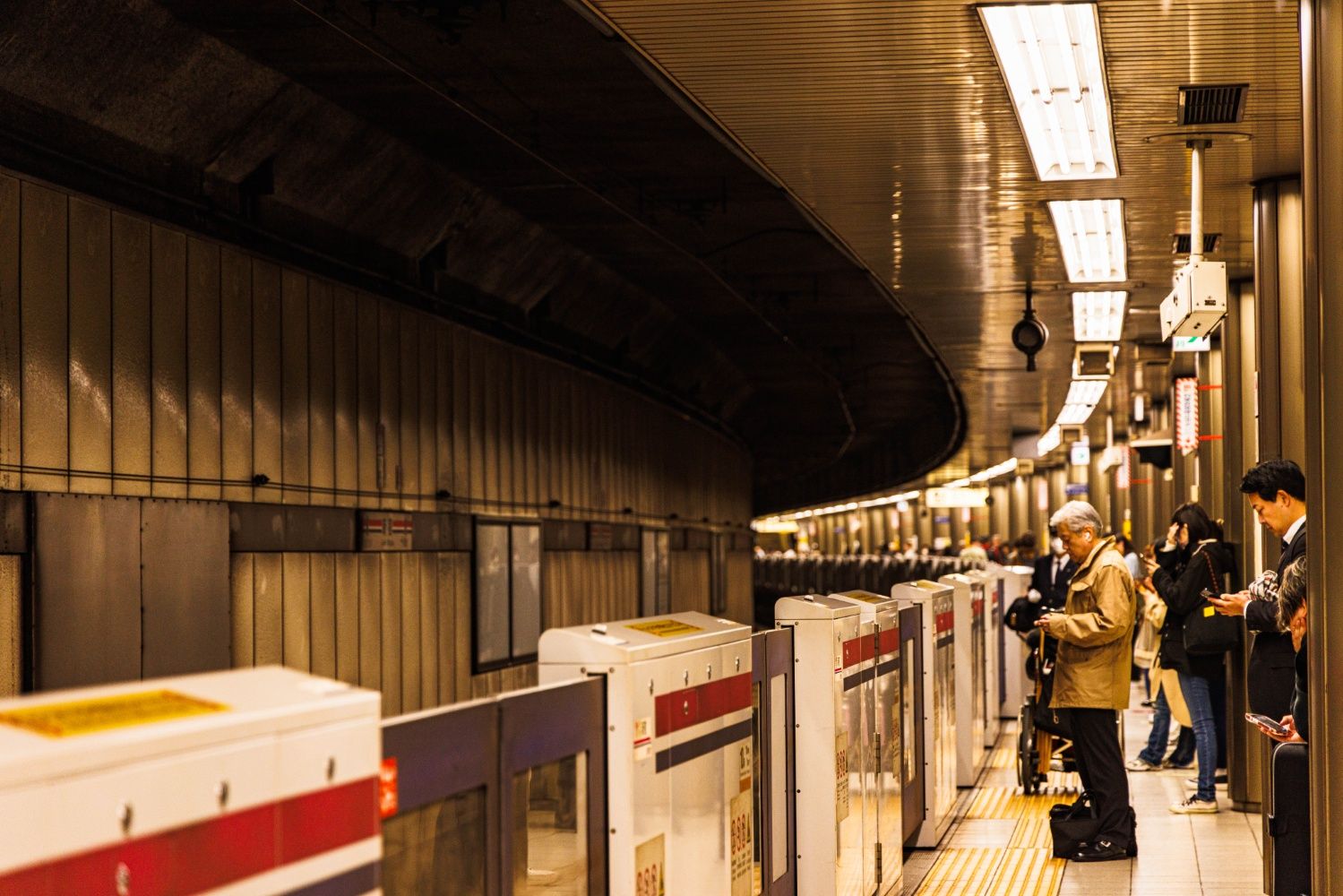 地下5階の新線新宿駅ホーム。写真は下り線側。京王と都営でホームドアの取扱などが異なっている（撮影：鼠入昌史）