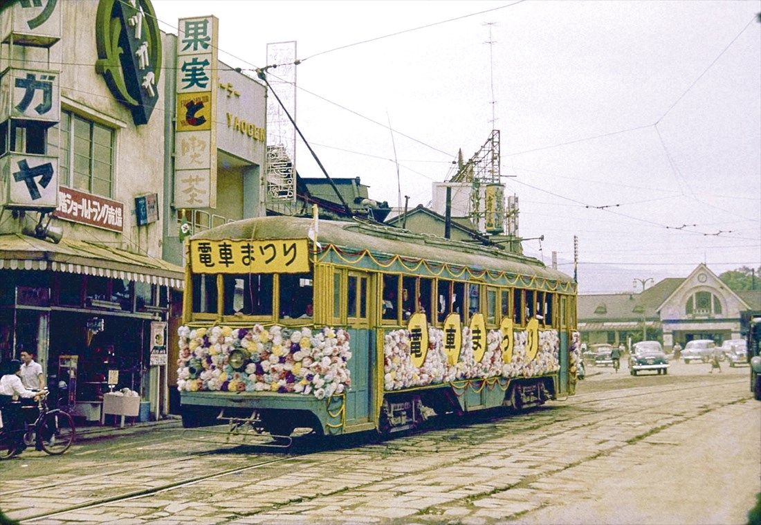 軌道線営業最終日の「電車まつり」。装飾電車の後方に国鉄小田原駅舎が見える＝1956年5月31日（写真：小田原市立中央図書館所蔵）