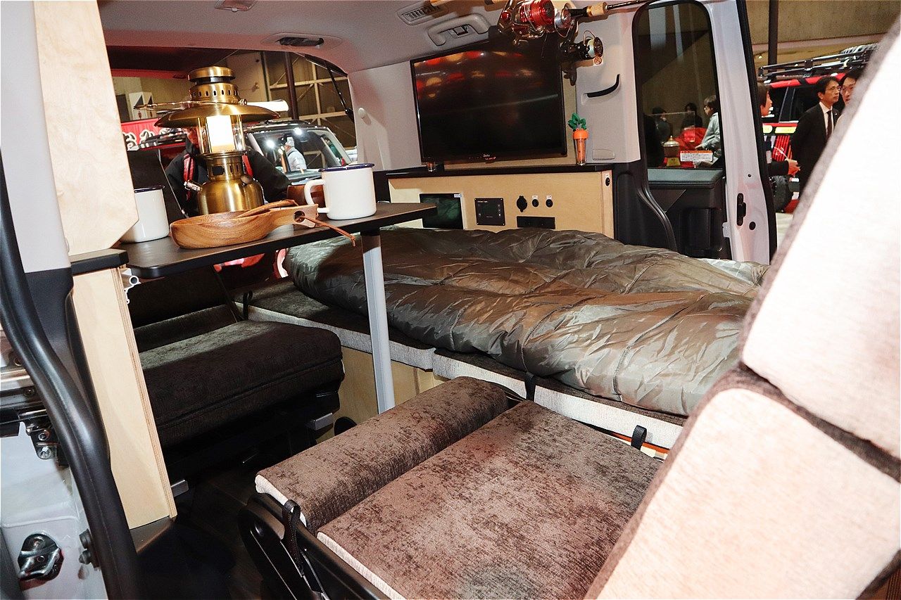 三菱の新型「デリカD:5」をベースにしたキャンピングカー「デリカD:5アクティブキャンパー ロゴス・エディション」（写真：筆者撮影）