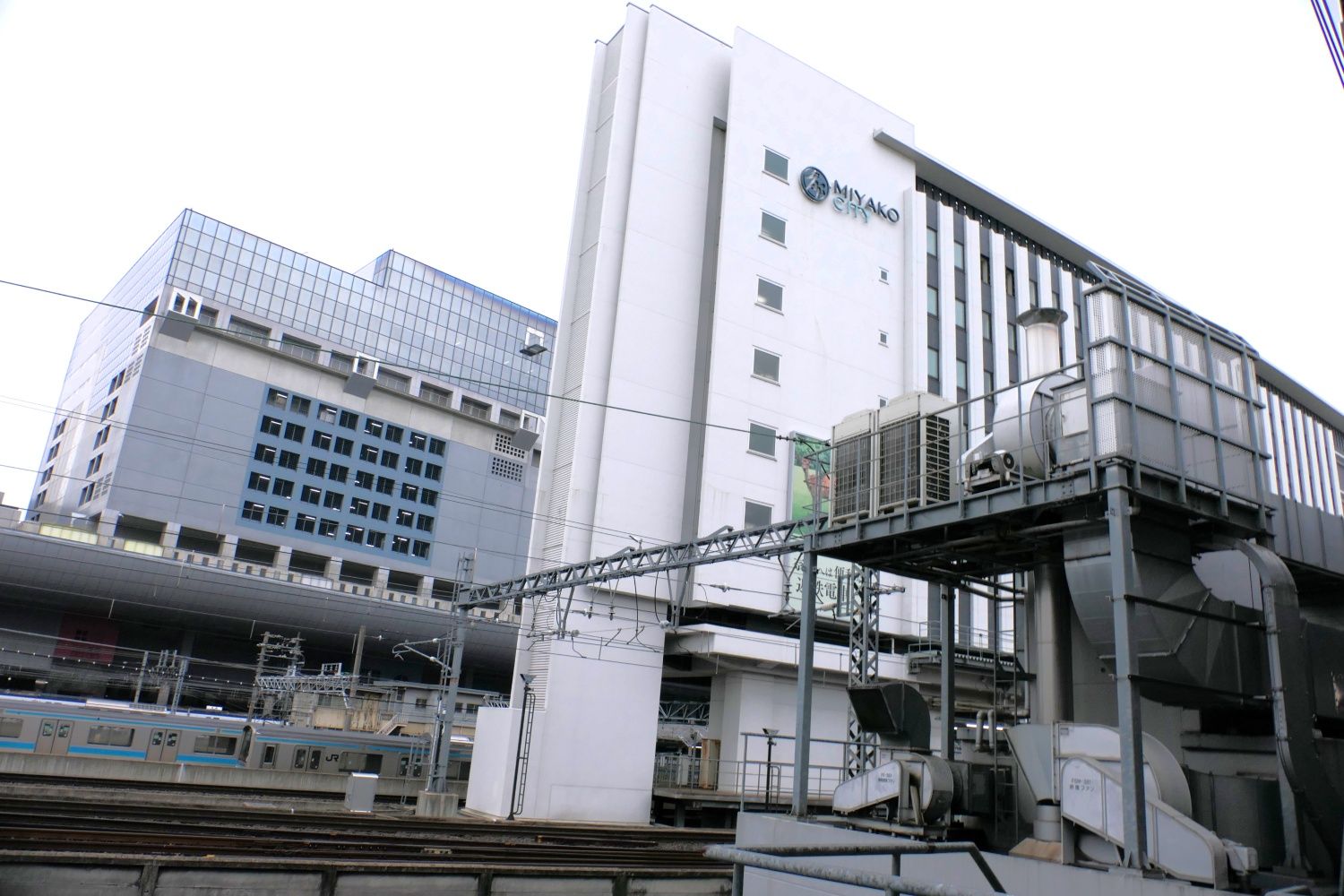 普段は関係者以外入れない場所から見たホテルの建物（記者撮影）