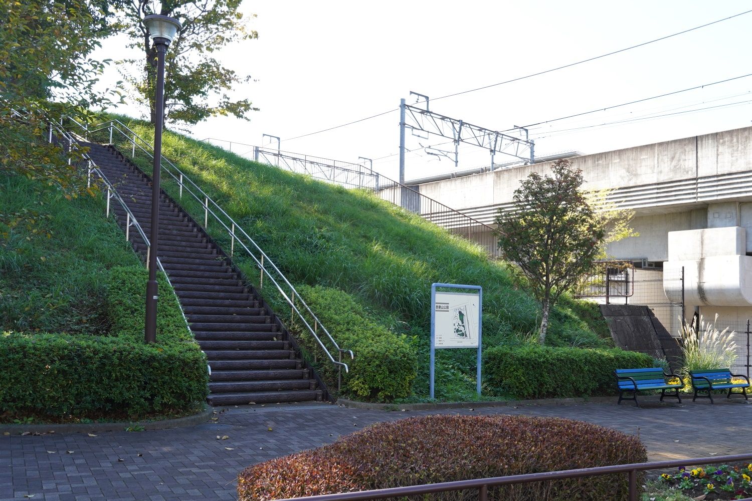 電車を眺めることができる吾妻山公園（筆者撮影）