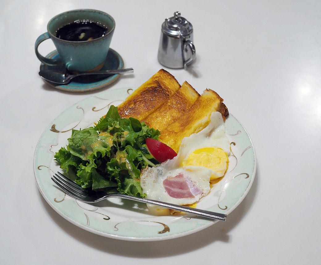 トースト・サラダ・ベーコンエッグのモーニングはコーヒーまたは紅茶付きで700円（筆者撮影）