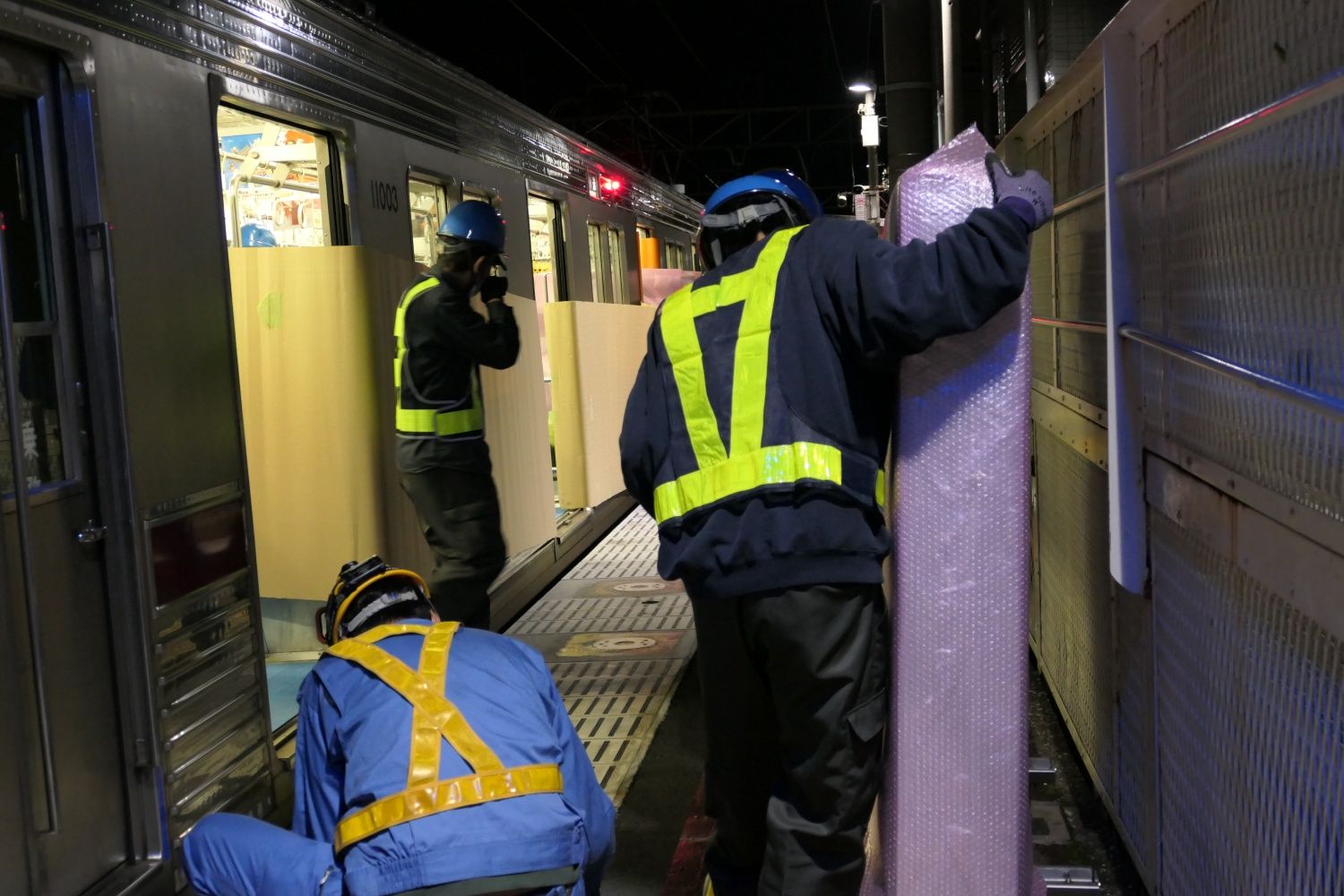 ホームの池袋方はとくに狭い（記者撮影）