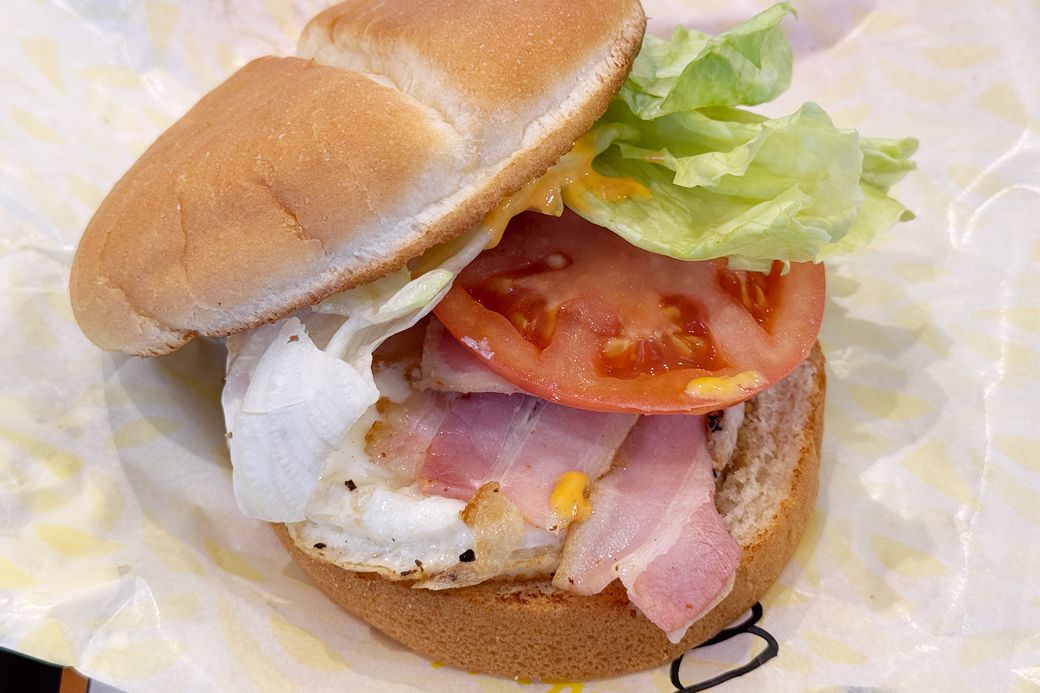 BLTエッグサンド390円。​​みずみずしい野菜が、ベーコンと卵のまろやかさを引き立てます（写真：筆者撮影）