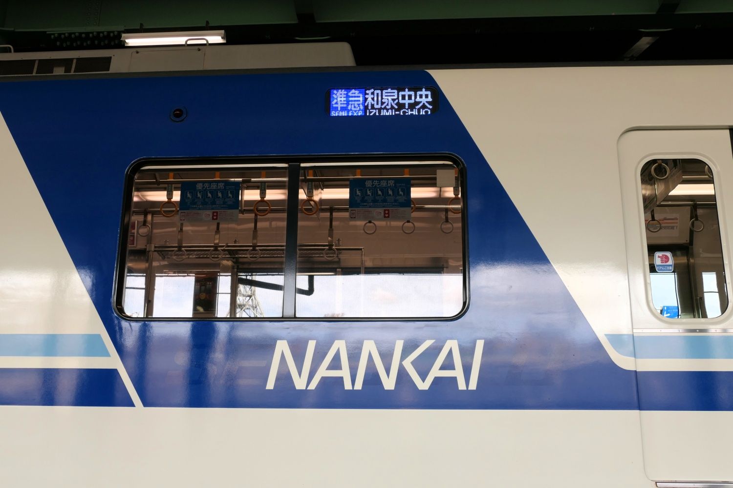 先頭車両の側面には青い斜めのラインが入る（記者撮影）