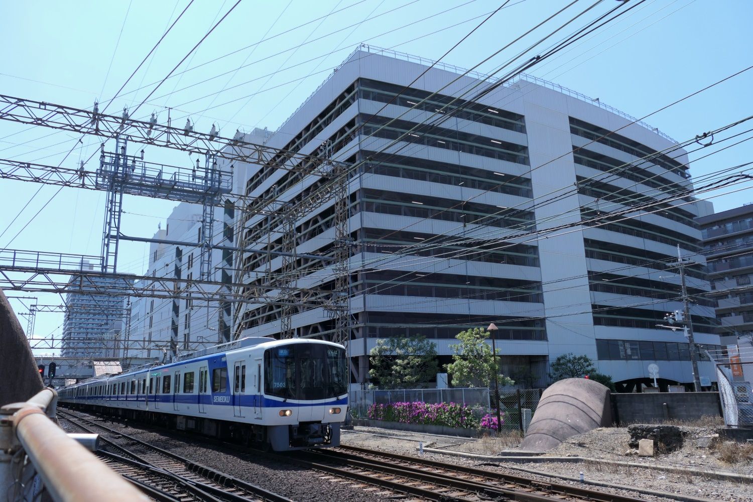 長尾街道は地下道で高野線をくぐる（記者撮影）