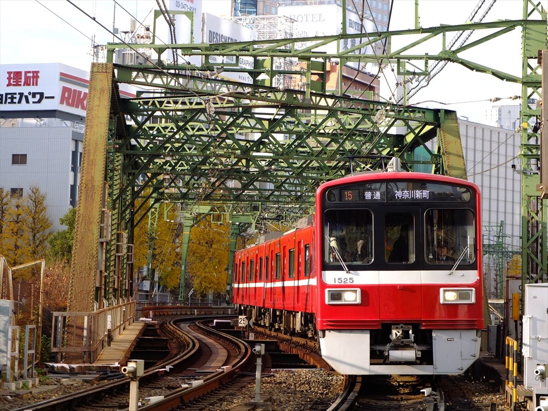 品川を出て神奈川新町を目指す1500形の普通列車（撮影：南正時）