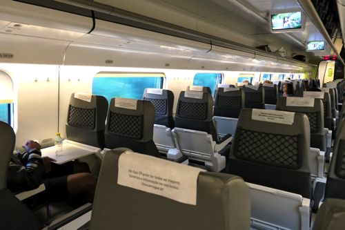 「アルファ」の車内は普通車でもゆったり（筆者撮影）