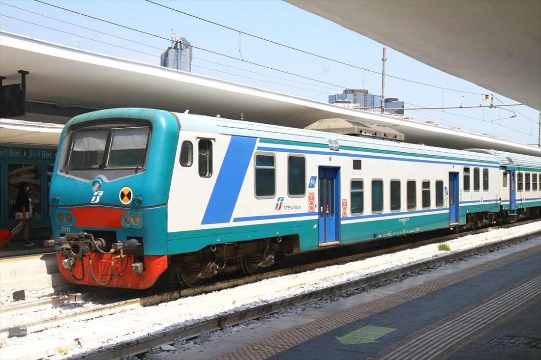 1965年に登場したイタリアの低床客車PR型。床は線路面から60cmの高さで、55cmのホームからほぼ段差なしで乗り降りできた。写真は冷房改造および更新によって新車並みとなったPR型（撮影：橋爪智之）