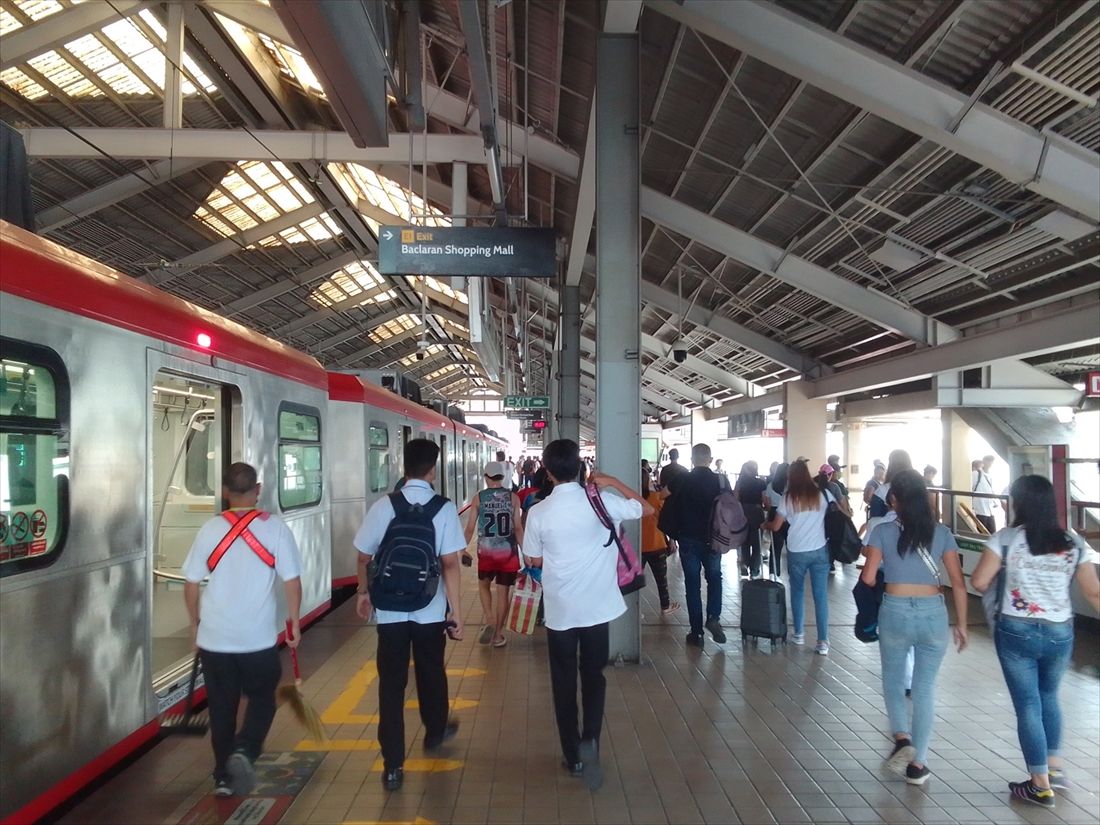 バクララン駅に到着したLRT1号線の4G車両。2024年内にこの先のドクターサントスまで延伸される予定（筆者撮影）