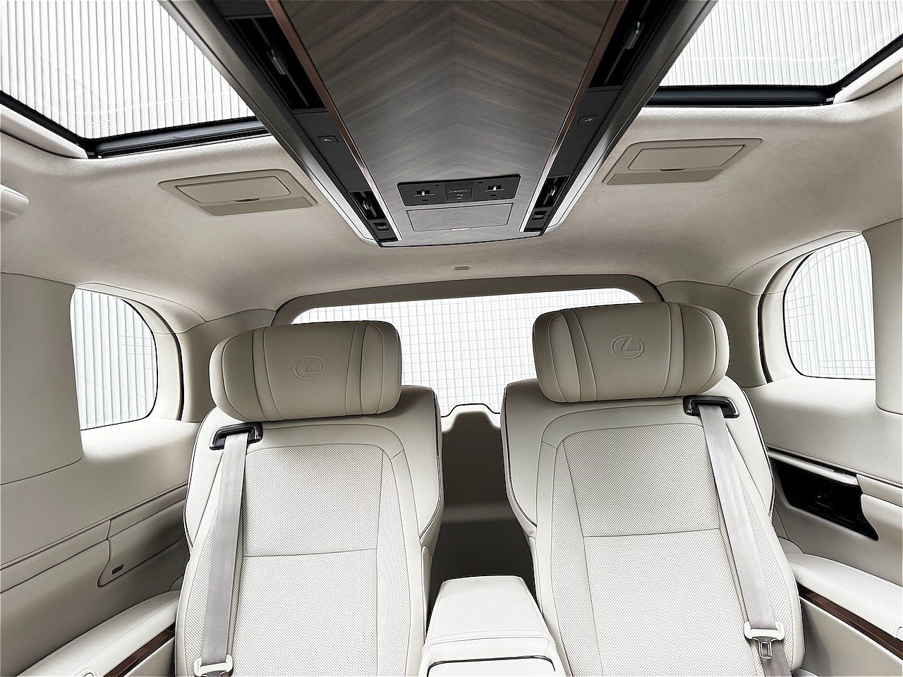 2025年8月1日に一部改良版が発売されたレクサス「LM」(筆者撮影)