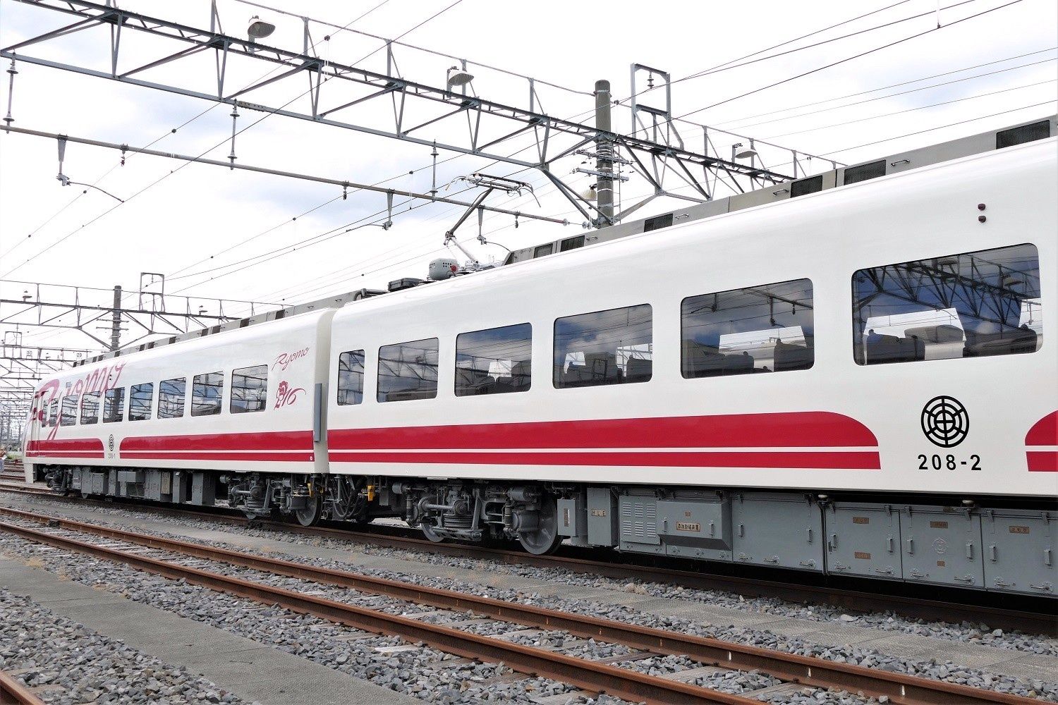 側面には台鉄マーク風の東武鉄道の社章（記者撮影）