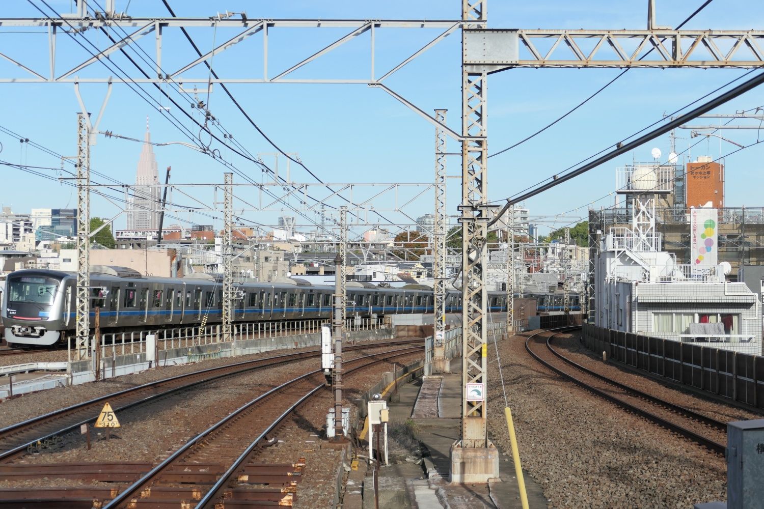 新宿方面へ走り去る列車（記者撮影）