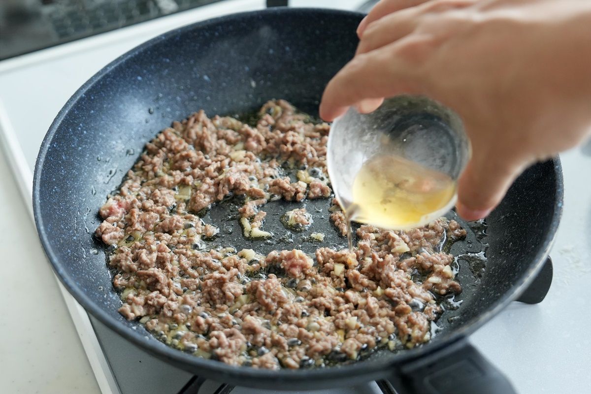 ひき肉をにんにくと炒めることで臭みを飛ばします（写真：筆者撮影）