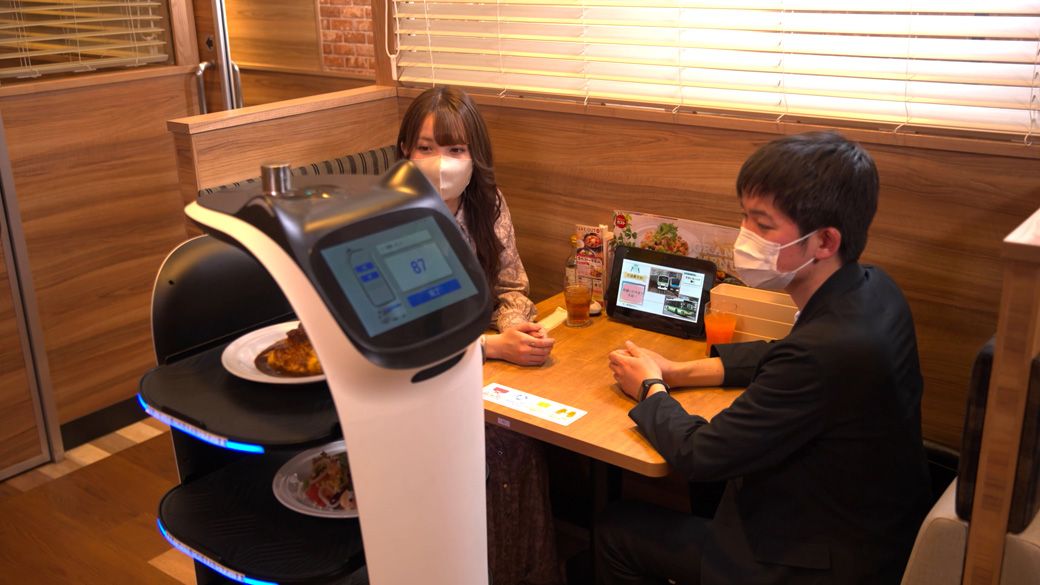 オーダーした客席に到着すると、注文タブレットで到着を知らせてくれる（写真提供：すかいらーくホールディングス）