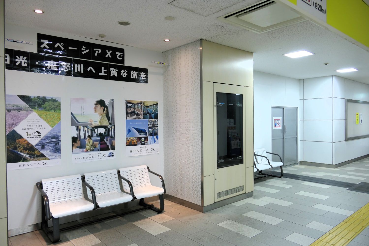 下り線ホームから1階へ降りた通路（記者撮影）
