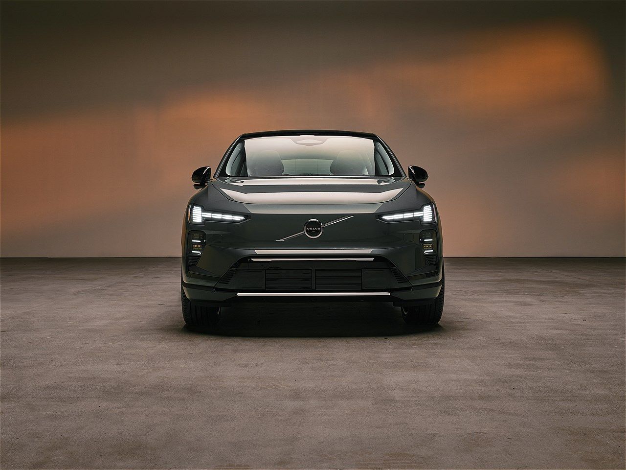 スウェーデン本社で2026年1月21日（現地時間）、世界初公開されたボルボの新型電動ミッドサイズSUV「EX60」（写真：ボルボ・カー・ジャパン）