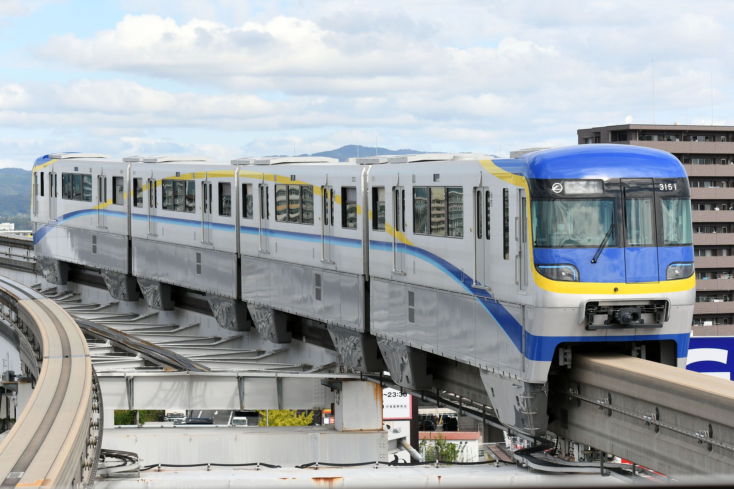 大阪モノレールの最新車両3000系。この第2編成だけ帯が黄色とされた（撮影：伊原薫）