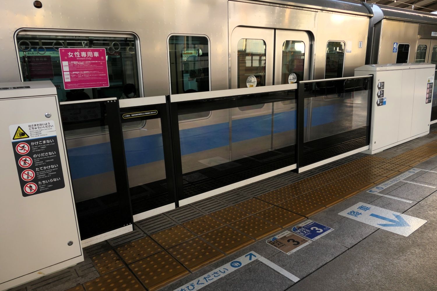 大開口ホームドアが閉まる様子（記者撮影）