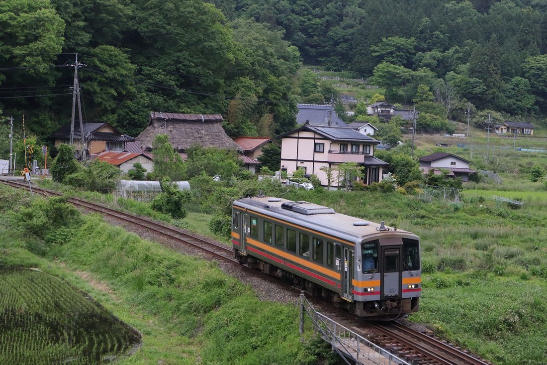 備後落合付近を走る芸備線の気動車（撮影：南正時）