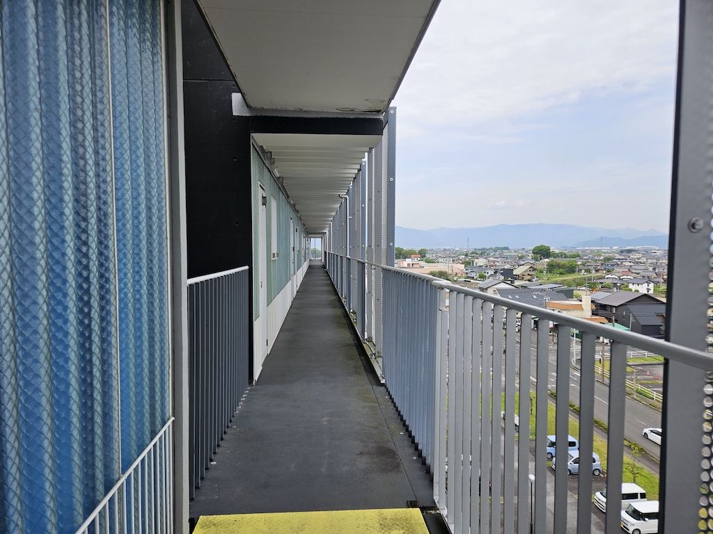 波形ガラスが使われている（写真：筆者撮影）