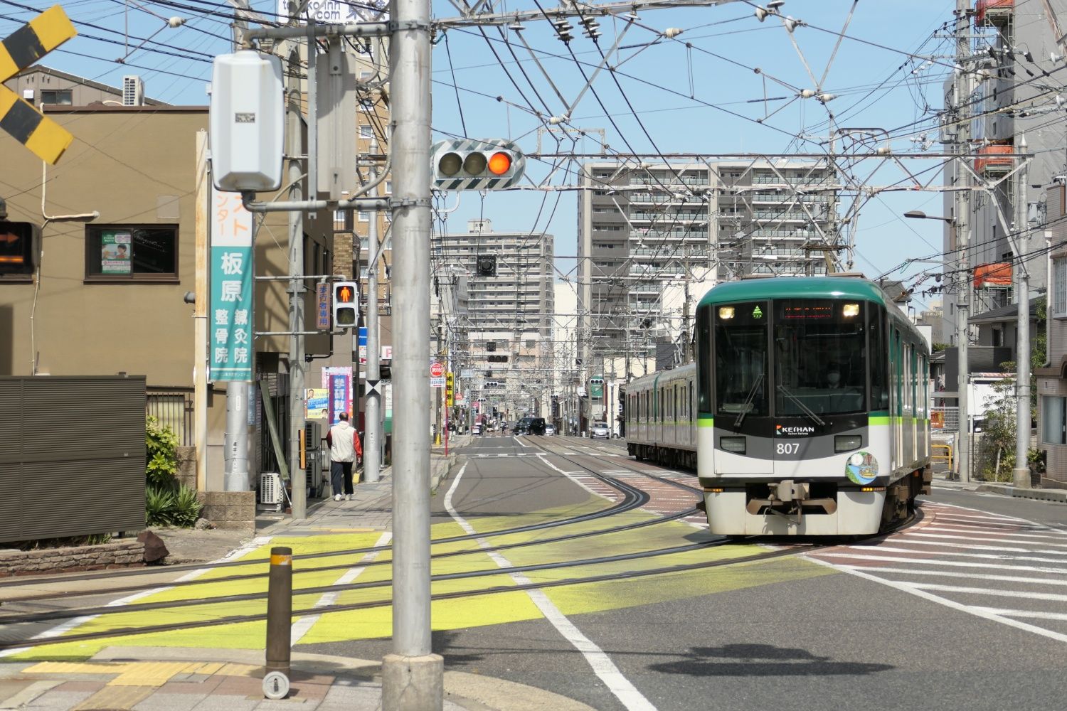 “右折”して専用軌道に入る（記者撮影）