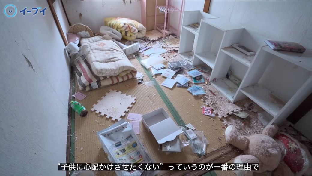 猫たちが引っ掻いてボロボロになった家具たち（画像：「イーブイ片付けチャンネル」より）