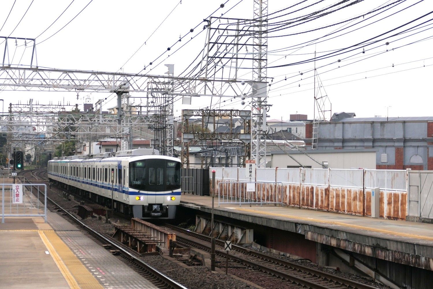 長過ぎるため現在は画面奥の堺東方は使われていない（記者撮影）