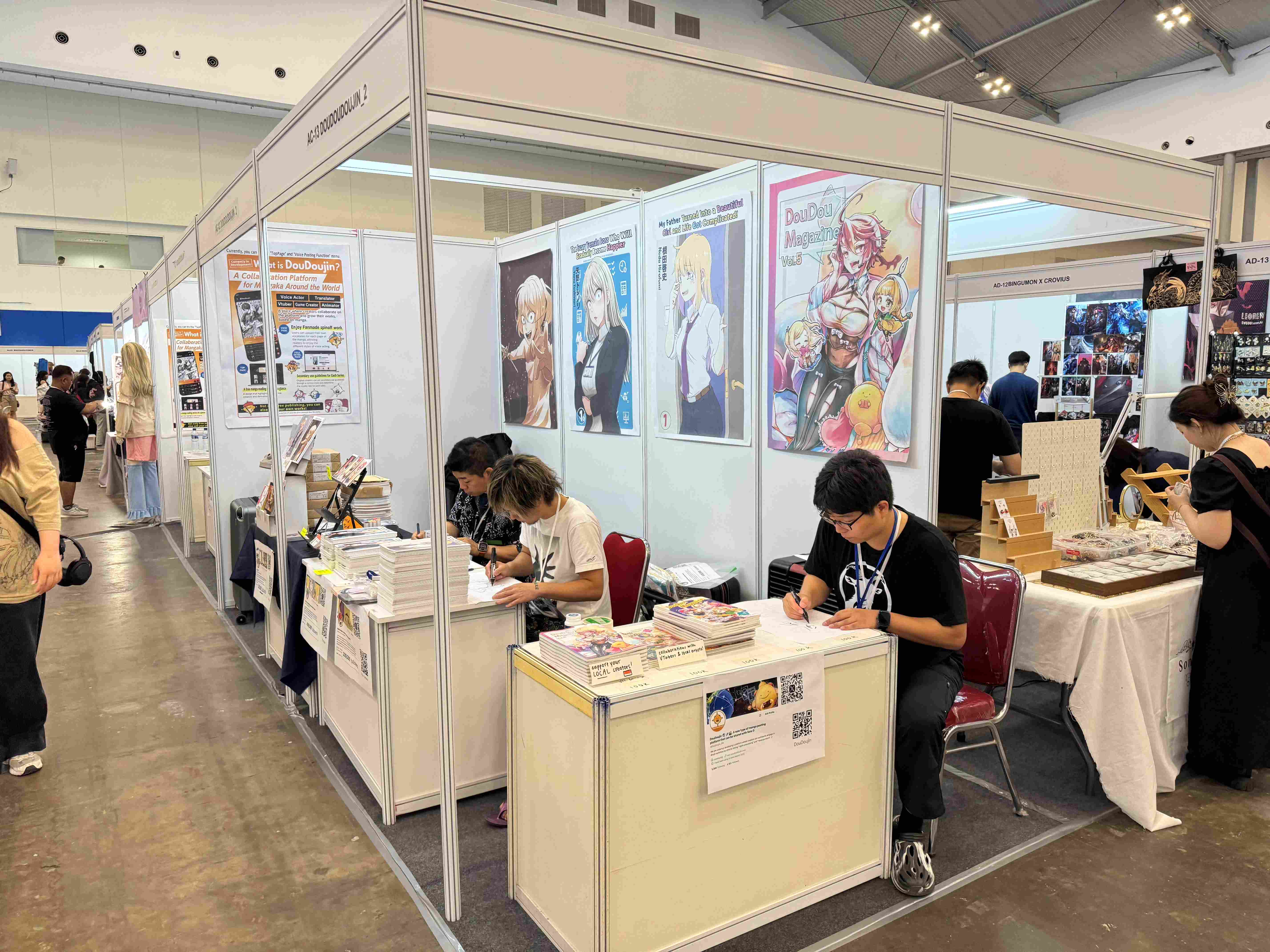 会場前、イラスト準備に集中するマンガ家たち（写真：水谷代表提供）
