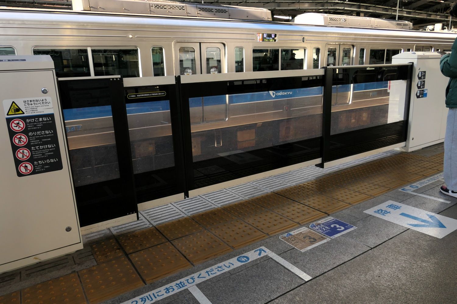 特急ロマンスカーに対応した「大開口ホームドア」（記者撮影）