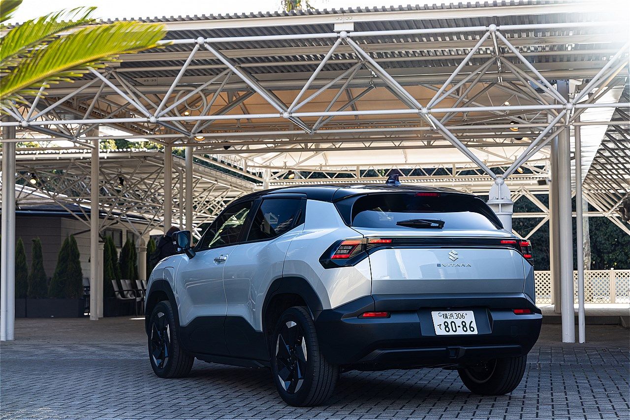 スズキの新型BEV「eビターラ」（写真：三木 宏章）
