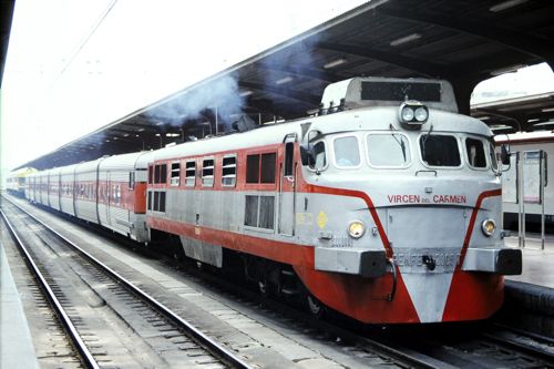 タルゴの客車とお揃いデザインの機関車（1996年 筆者撮影）