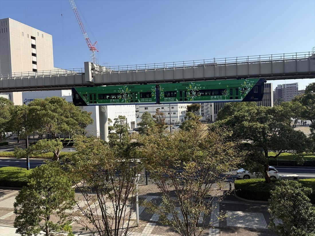 千葉市役所付近を走行するモノレール車両（筆者撮影）