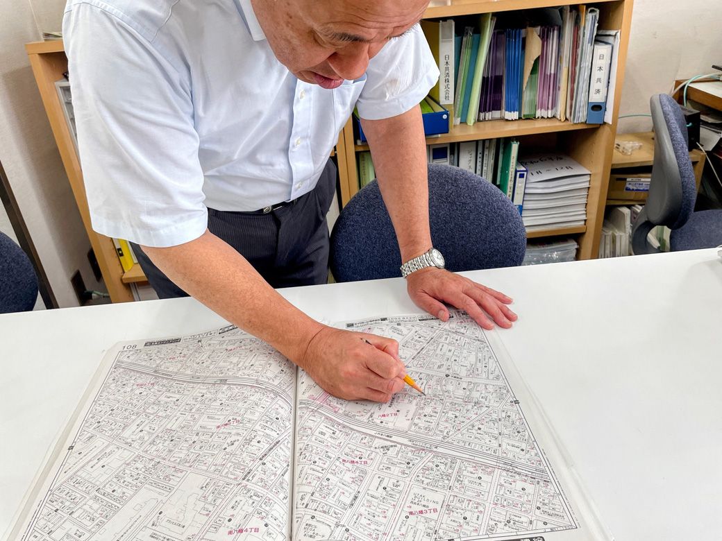 「銀行に行かなきゃいけないから忙しいんだよ」と言いながら丁寧に街のことを教えてくれる土谷幸司さん（筆者撮影）