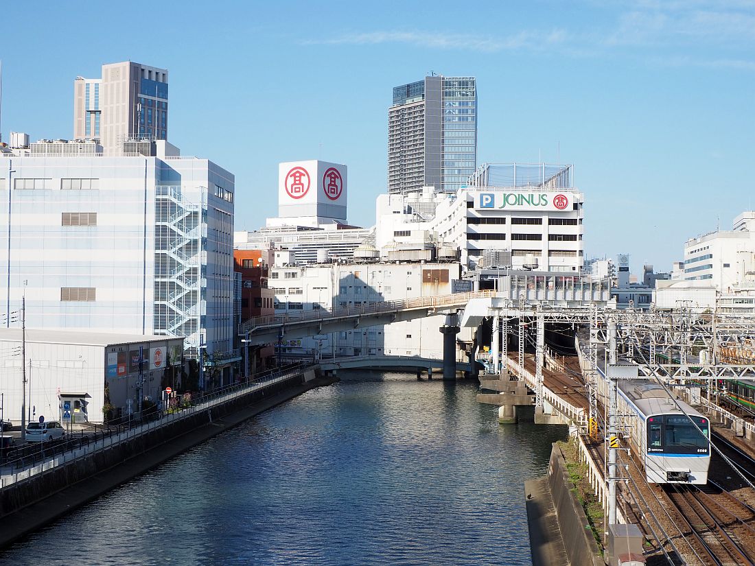 平沼橋から見た横浜駅西口付近。左側の相鉄ムービルは再開発により2026年9月末で閉館する（編集部撮影）