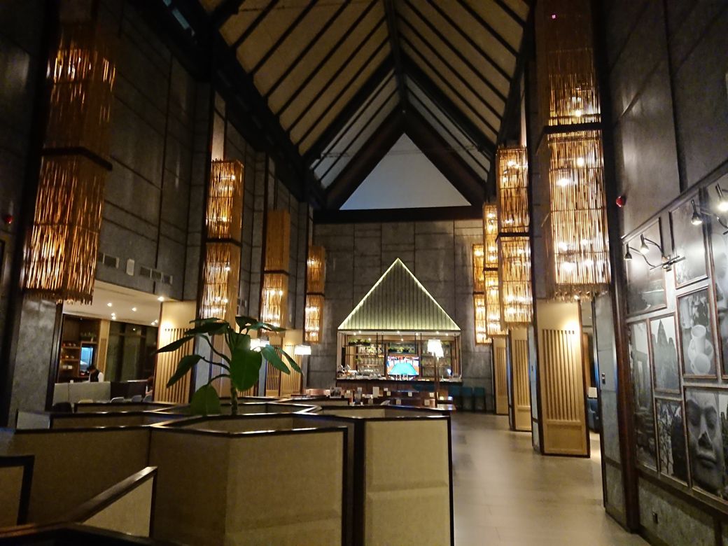 カンボジアのラウンジは超豪華。食事はビュッフェ＋オーダー形式。出国ゲートを抜けた制限エリア内にあるにもかかわらず、ラウンジには中庭が付いており、空を見上げることができる（筆者撮影）