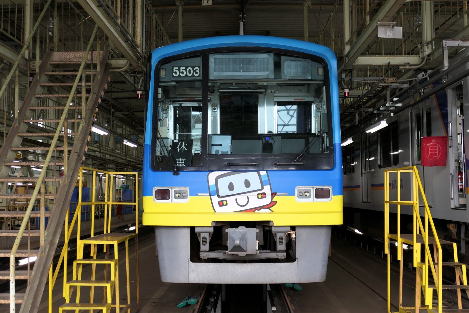 「せんぼくん」ラッピングの5503編成（記者撮影）