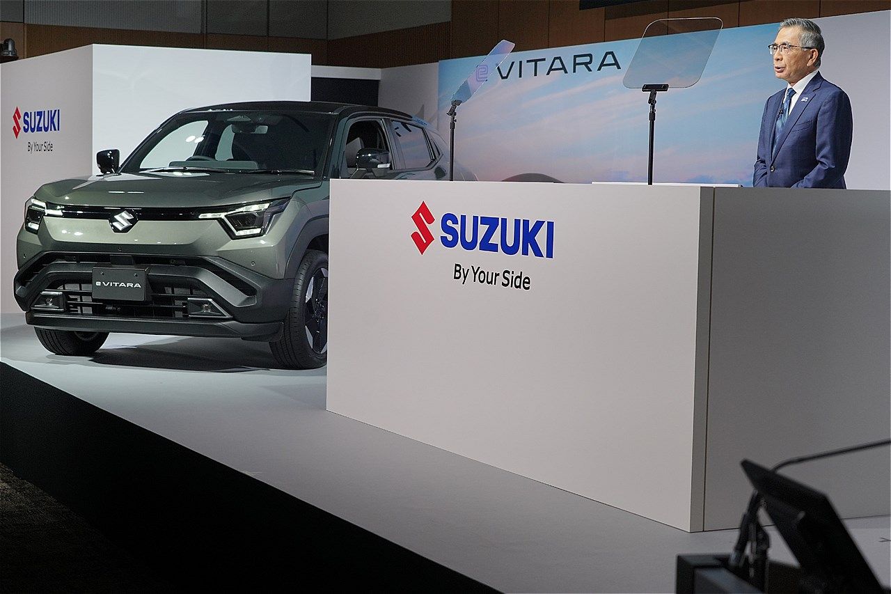 スズキ初となるBEV「eビターラ」の詳細と記者発表の様子（写真：スズキ）