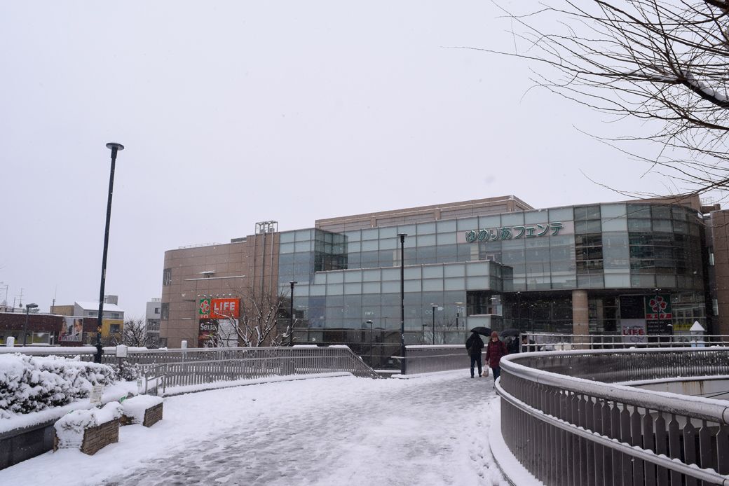 駅の南口からペデストリアンデッキで、商業施設「ゆめりあフェンテ」へ（写真：筆者撮影）