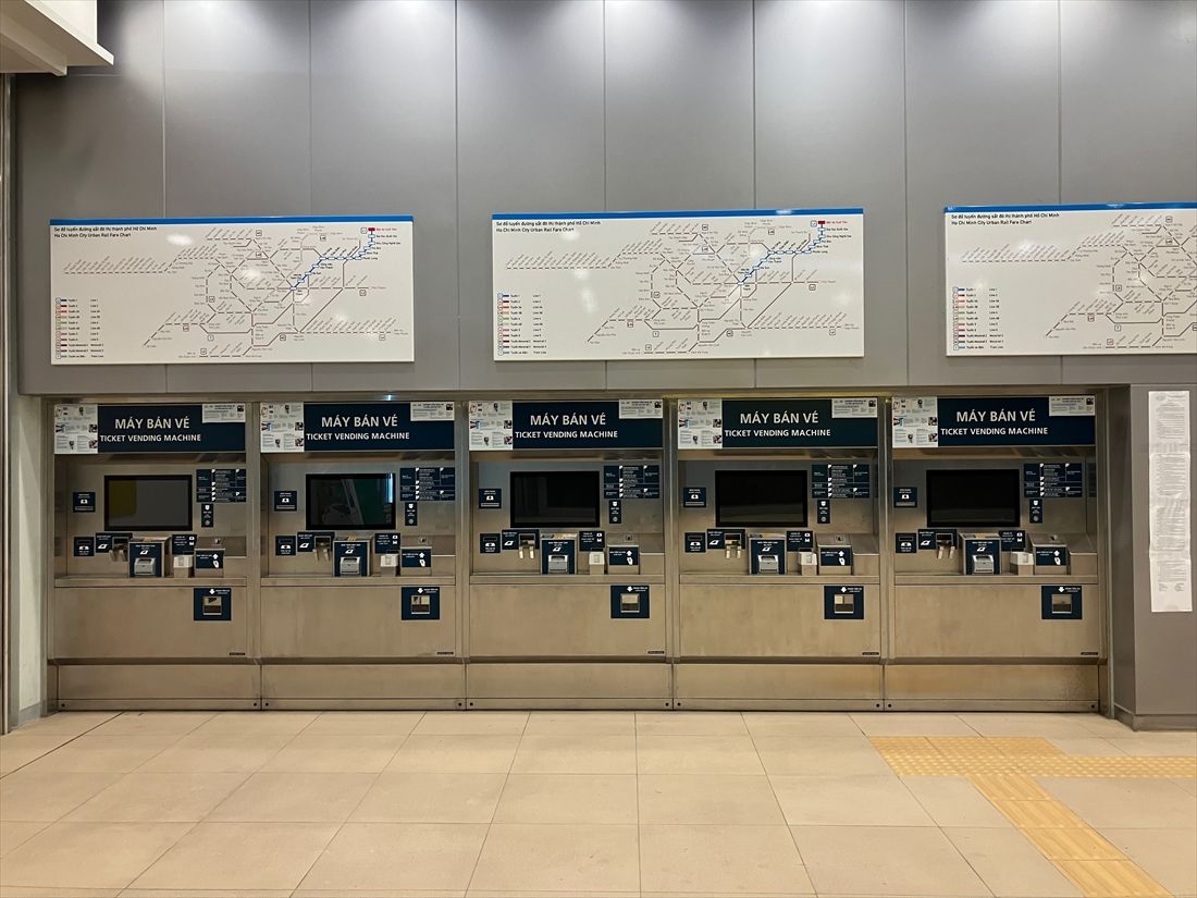 スオイティエン駅の券売機。上には計画路線も描かれたホーチミンメトロの路線図（筆者撮影）