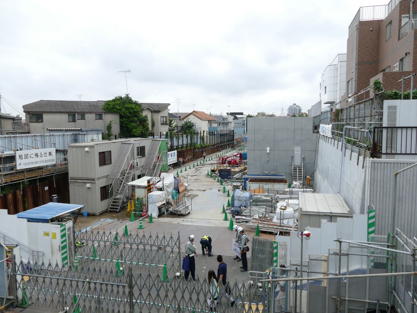 工事中の下北沢駅周辺。画面奥が世田谷代田方面＝2016年6月（記者撮影）