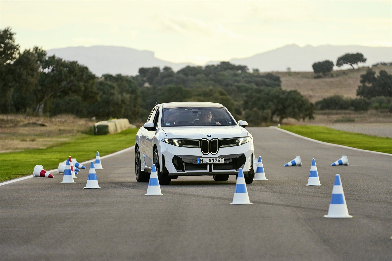 BMW iX3（写真：BMW）