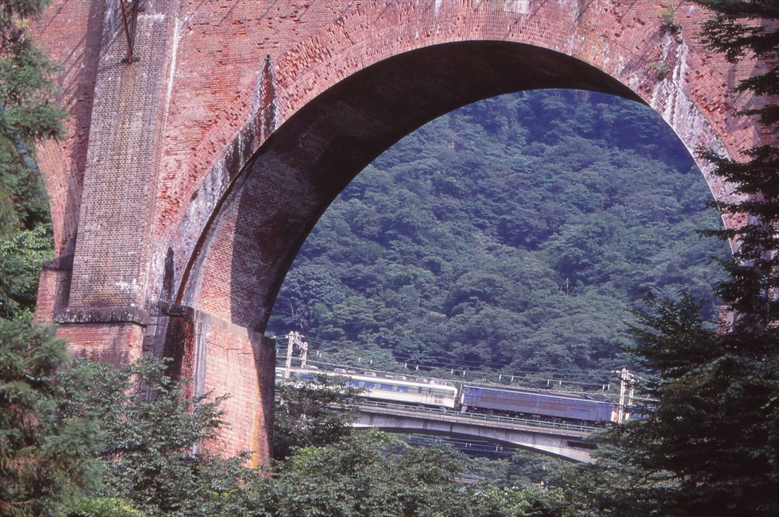 碓氷峠旧線のレンガアーチ橋から見た、特急「あさま」とEF63形（撮影：南正時）